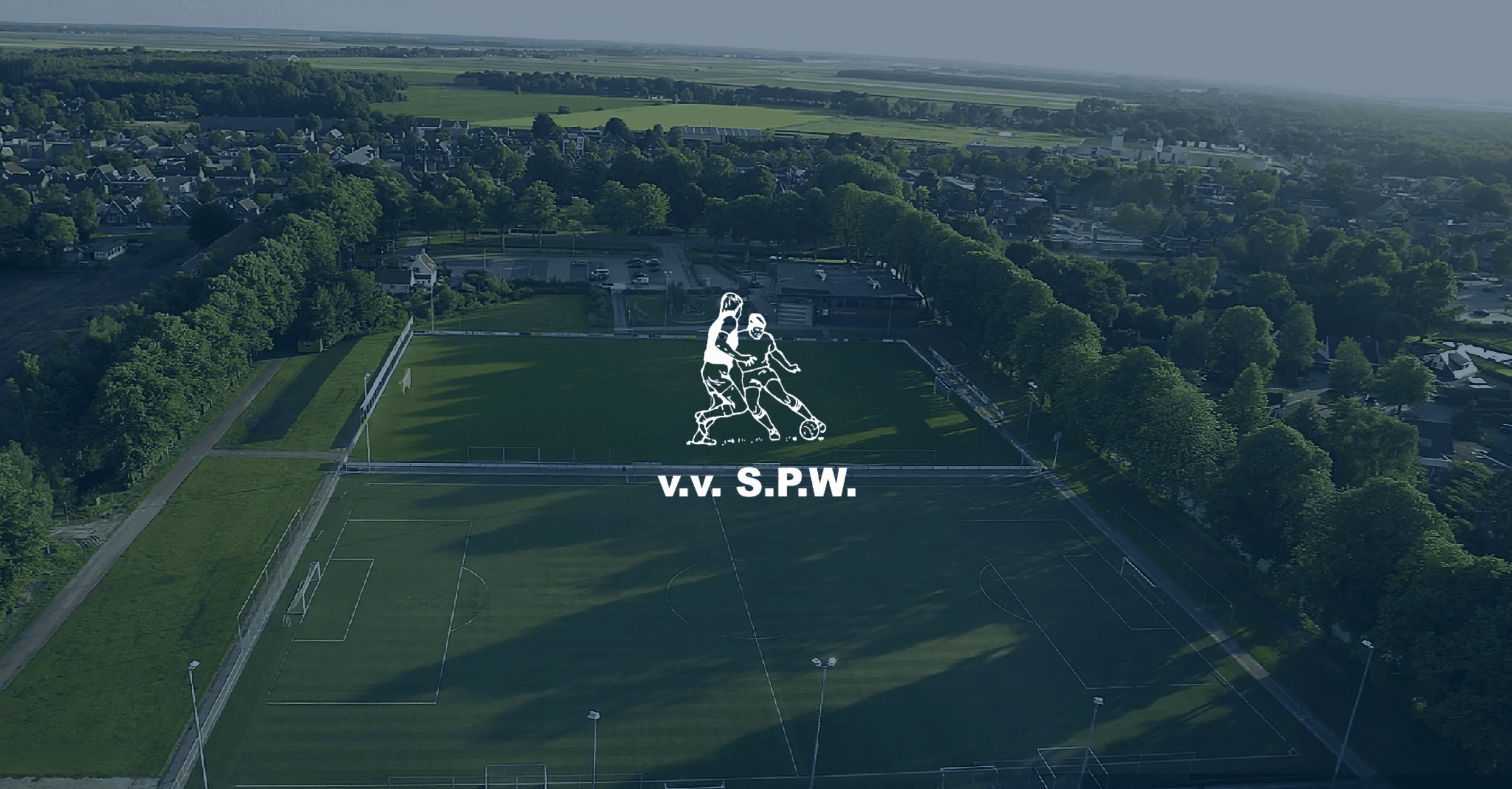 Wit logo VV SPW op de achterkant de velden vanaf de lucht gefotografeerd